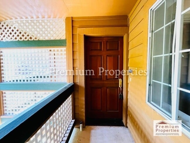 Building Photo - Charming 3BD/3BA, Upper-Level Two-Story Co...