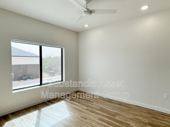 Foto del edificio - 1641 Midtown Pl