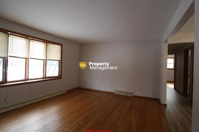 Building Photo - Large Updated 3 Bedroom Ranch