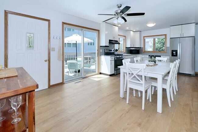 Foto del edificio - 560 Fairfield Beach Rd