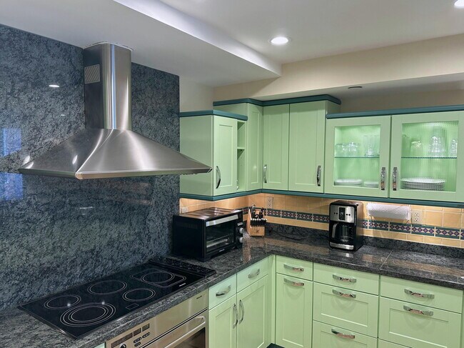 Building Photo - 140 SE 5th Ave