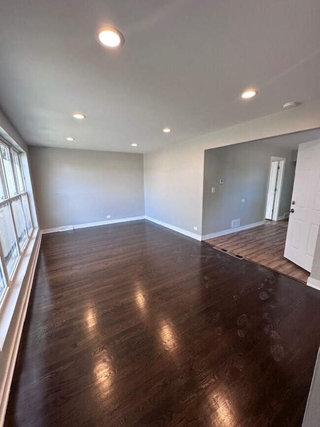 Foto del edificio - Garfield Ridge 3 bedroom apartment with a ...