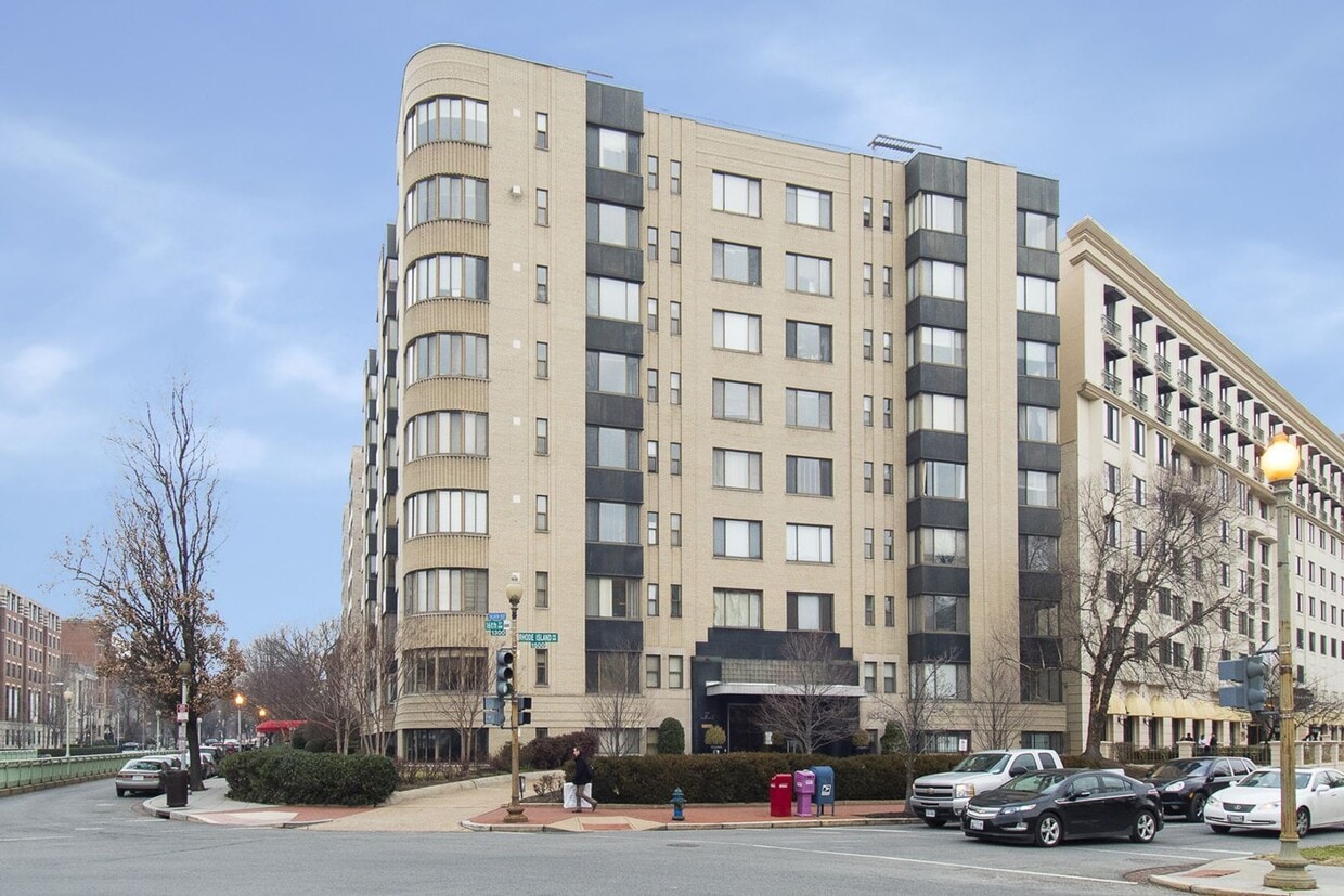 NEW LOWER PRICE! Spectacular Scott Circle Solarium Studio Dupont-Logan - NEW LOWER PRICE! Spectacular Scott Circle Solarium Studio Dupont-Logan