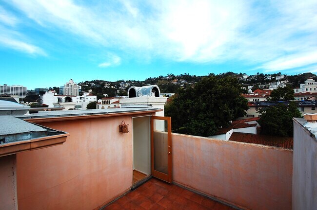 Foto del edificio - 8228 FOUNTAIN AVE