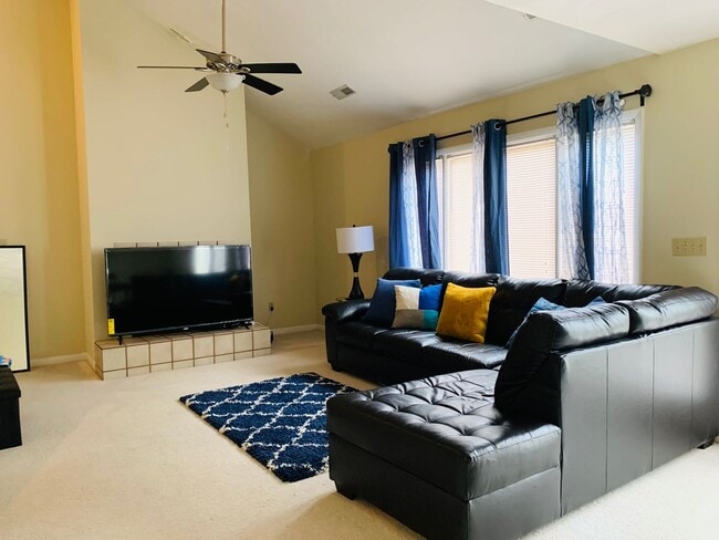 Building Photo - 2 Bedroom 2.5 Bath Townhouse with 2 Car Ga...