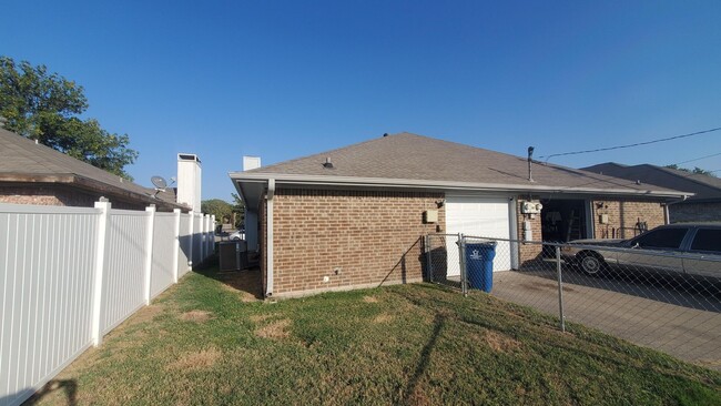 Foto del edificio - Move in ready Duplex!  Garland ISD