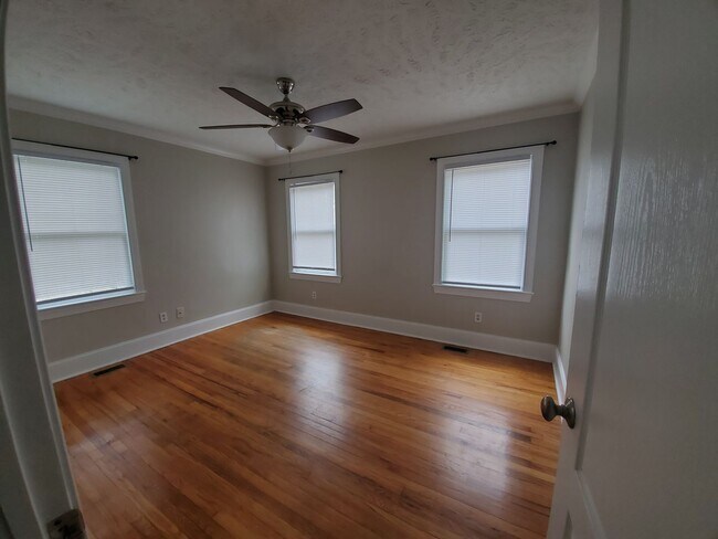 Foto del edificio - 213 Brainerd Ave