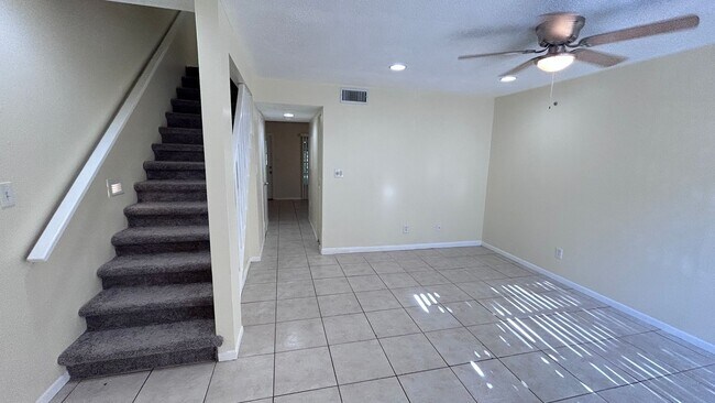 Foto del edificio - Unfurnished Annual Rental Available Now.