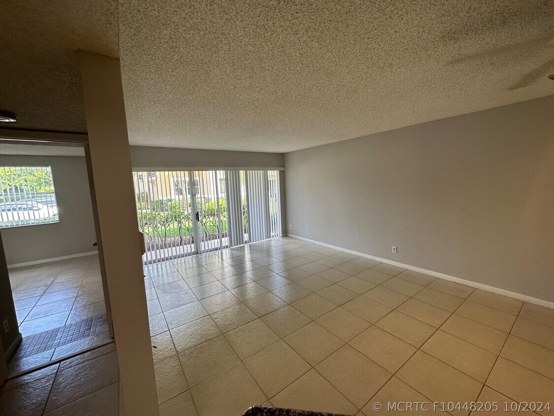 Foto del edificio - 9001 Wiles Rd