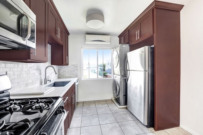 Foto del edificio - 2 bed / 1 bath apartment in Echo Park is now available - Parking and in-unit laundry!