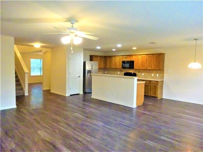 Building Photo - Well Maintained expansive 4 Bedroom Home w...