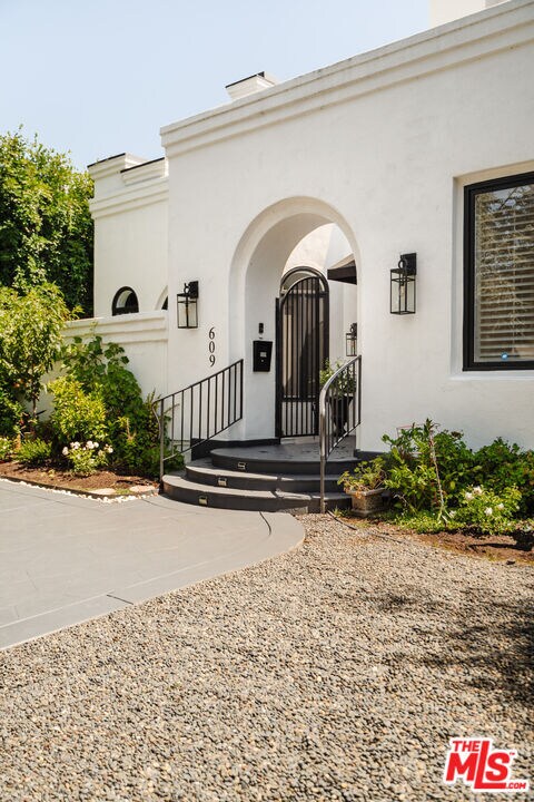 Building Photo - 609 21st Pl