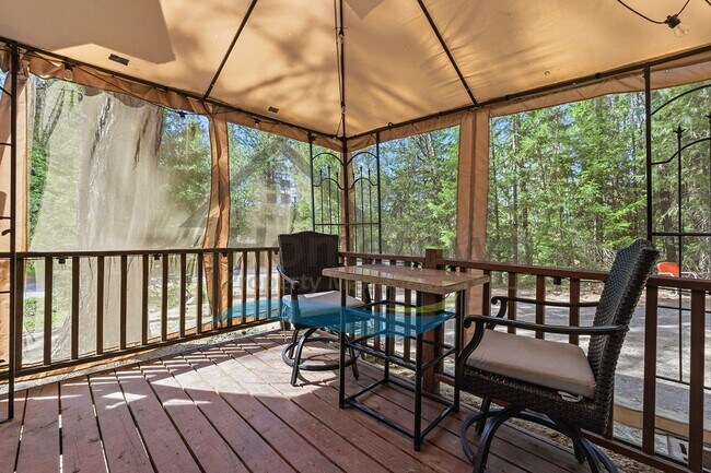 Foto del edificio - 1 Bedroom 1 Bath Cottage Style Studio Home with Off Street Parking Available in Sagle, Idaho!