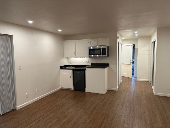 Building Photo - Beautifully updated studio apartment in a ...