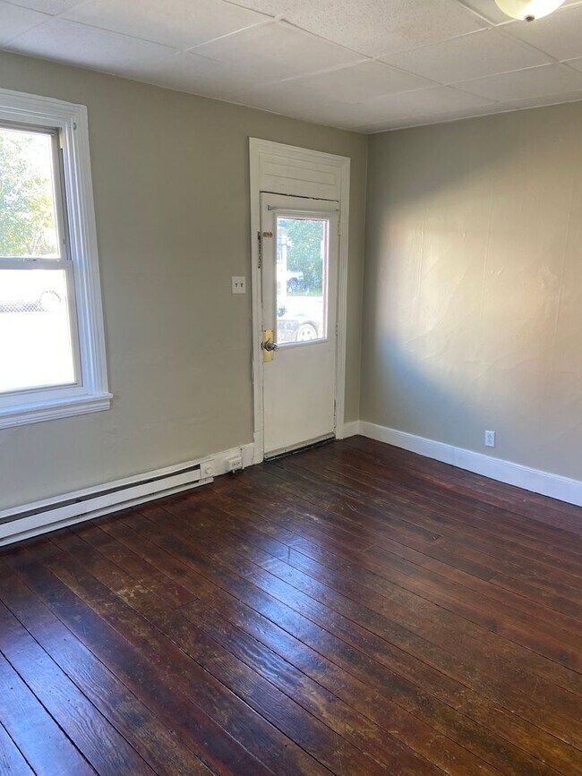 Building Photo - 2 Bedroom, 1 Bath House (3 blocks North of...