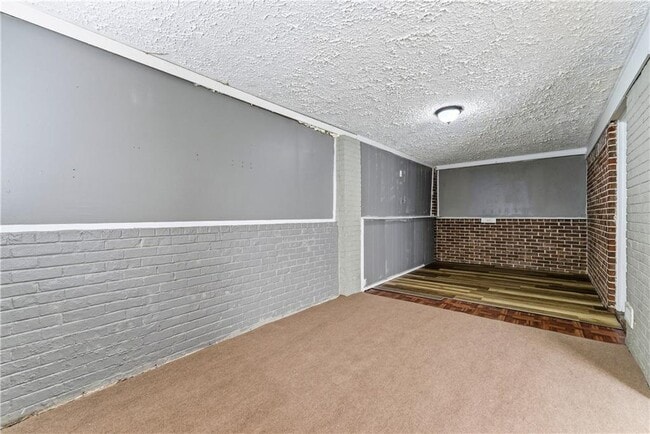 Building Photo - 1961 Valley Ridge Dr SW