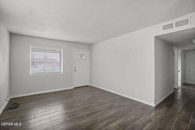Building Photo - 5316 Saxon Dr