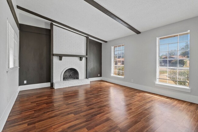 Building Photo - QUAINT AND COZY  3 Bedroom, 2 bathroom House w Fireplace!!