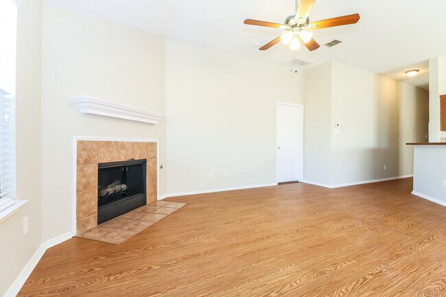 Foto del edificio - 3020 Meadowbrook Dr