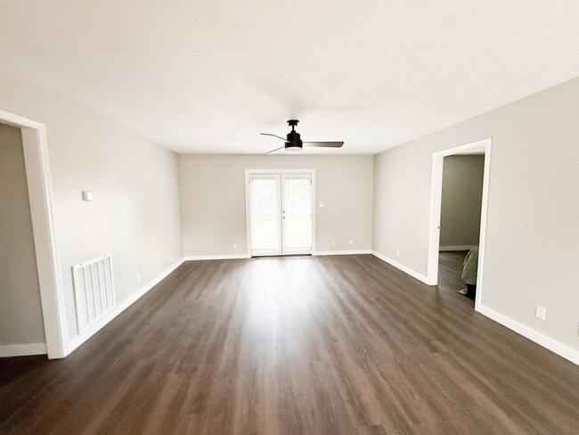 Building Photo - 3 Bedroom 2 Bathroom Home!