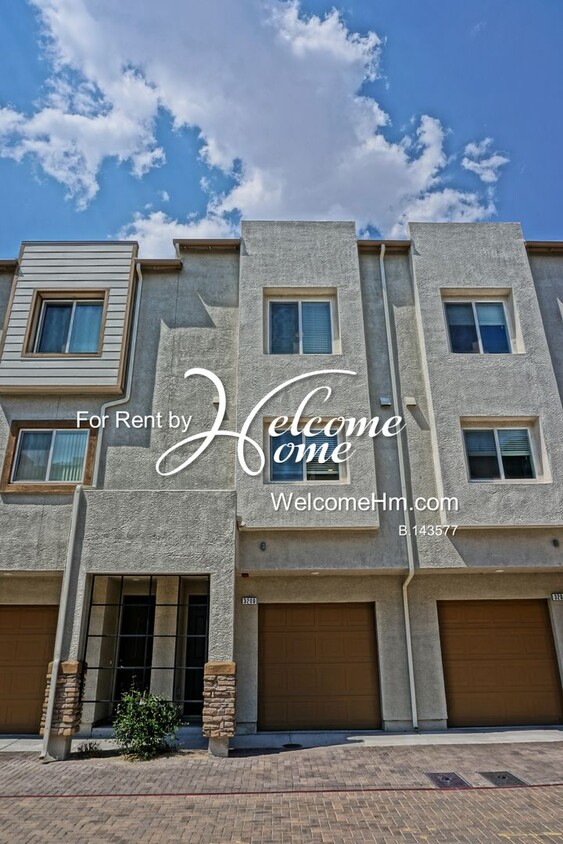 Primary Photo - Townhome w/2 Car Tandem Garage