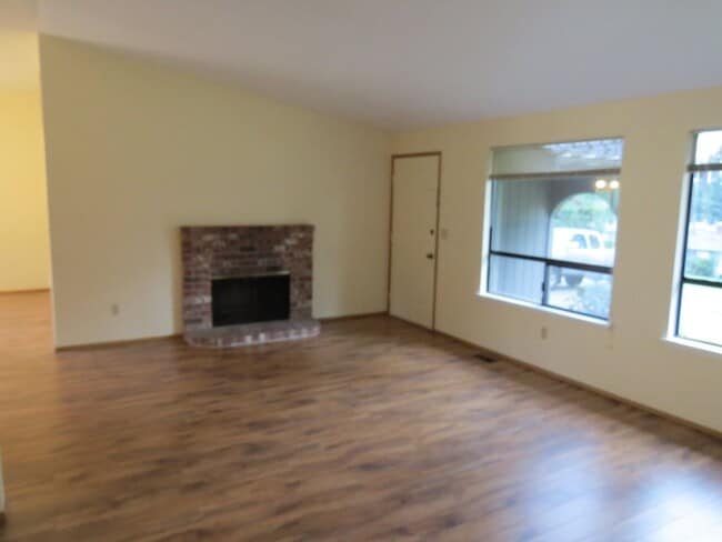 Building Photo - Spacious 2 bedroom 2.5 bath Rambler home i...