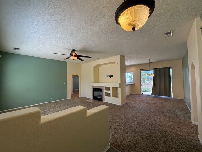 Foto del edificio - Contemporary 3 Bedroom 2 Bathroom Home Located In NW Albuquerque!