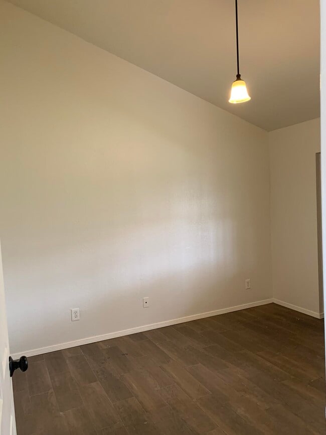 Building Photo - 2105 Lake Omega St