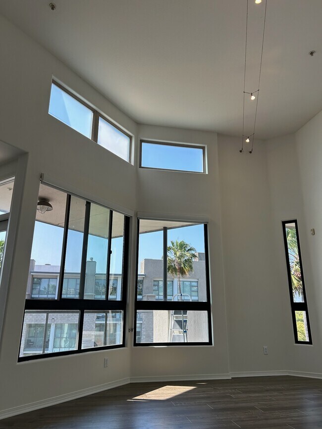 Building Photo - 13044 Pacific Promenade