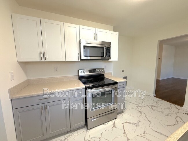 Building Photo - 2011 Holly St