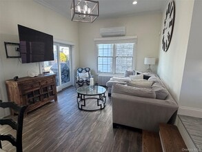 Building Photo - 326 E Walnut St