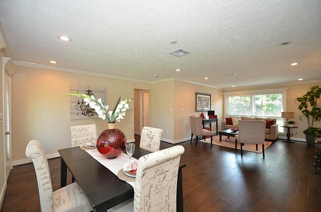 Foto del edificio - 5711 Effingham Dr