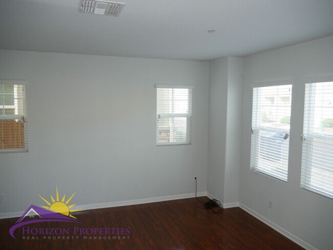Foto del edificio - Modern Two-Story 4 Bed 2.5 Bath 1,807 sqft...