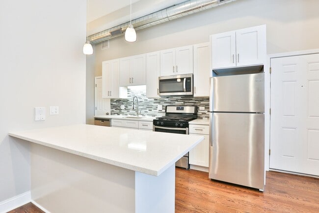 Photo - Gorgeous 2Bed/1bath in Logan Square! Condo Quality! In-Unit Laundry! Central Air! Stainless Steel!