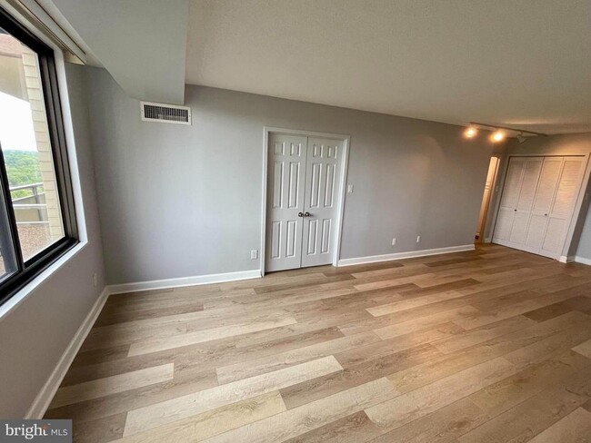 Foto del edificio - 5225 Pooks Hill Rd
