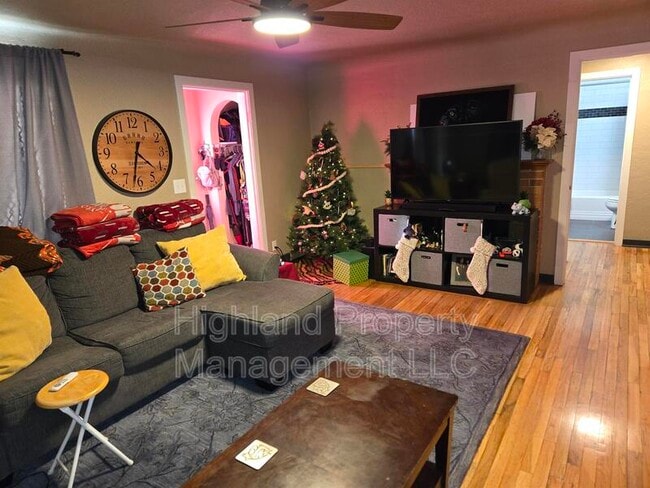 Building Photo - 1160 NE Lake St