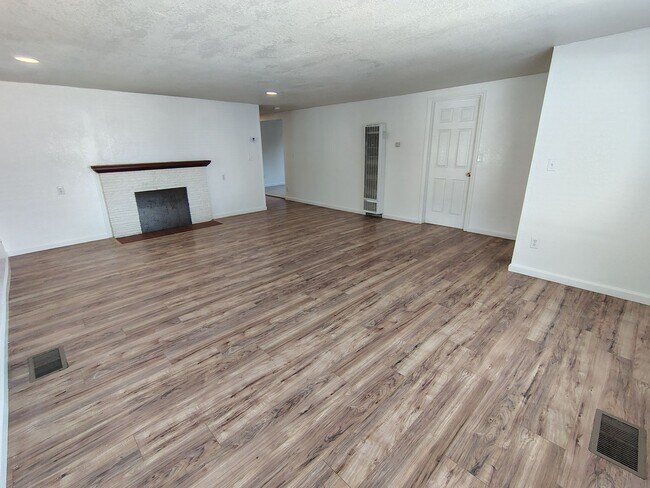 Foto del edificio - 1351 Leonard Ave