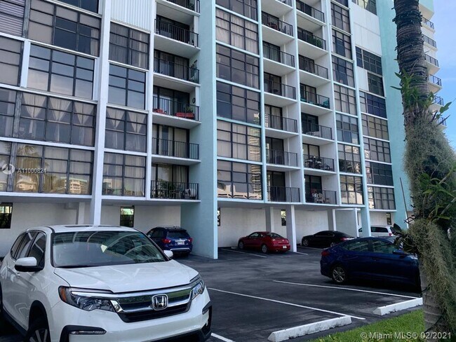 Building Photo - 200 Leslie Dr