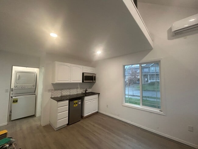 Building Photo - 433 NE 49th Ave