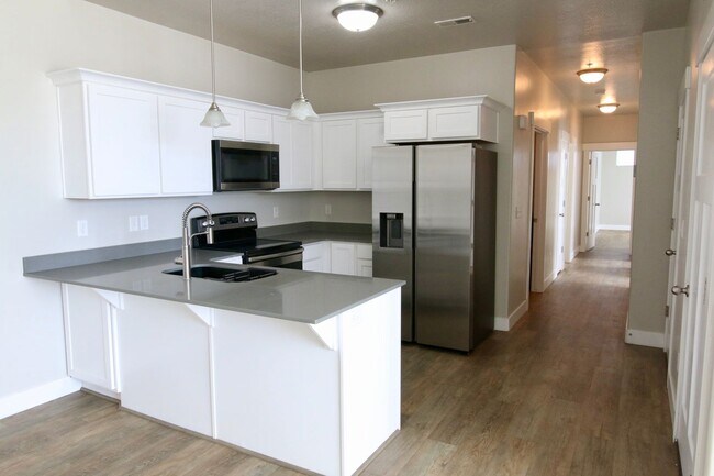 Foto del edificio - Lovely Top Level Condo For Rent