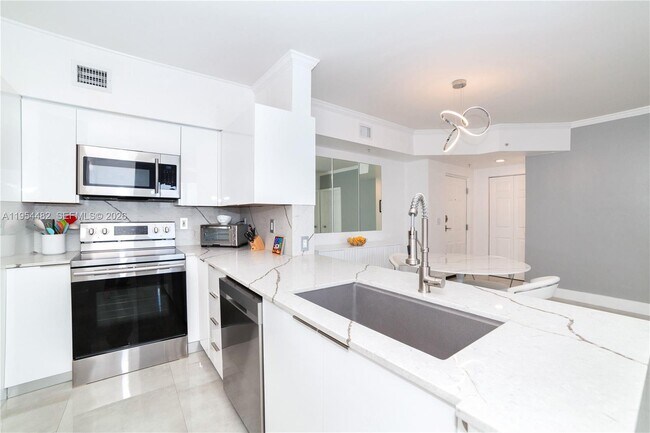 Foto del edificio - 17150 N Bay Rd