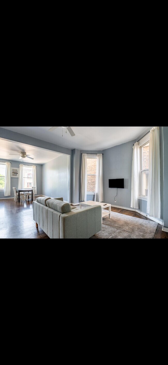 Foto del edificio - 2527 W Division St