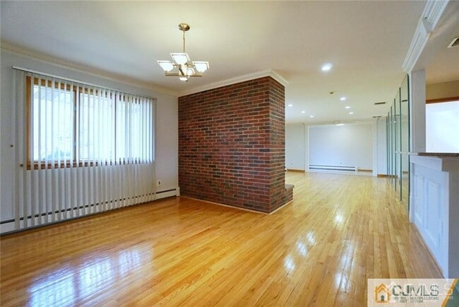 Building Photo - 18 Fresh Ponds Rd