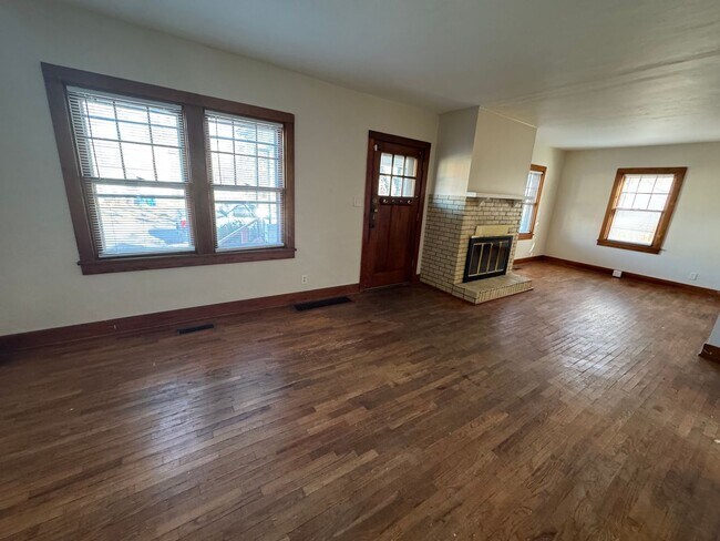Building Photo - Cozy 2 Bed, 1 Bath Home with Fireplace and...