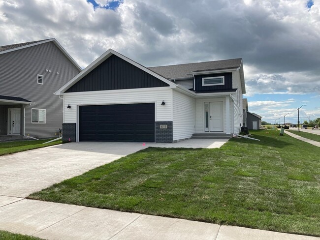 Building Photo - 4 Bed 3 Bath Single Family Home