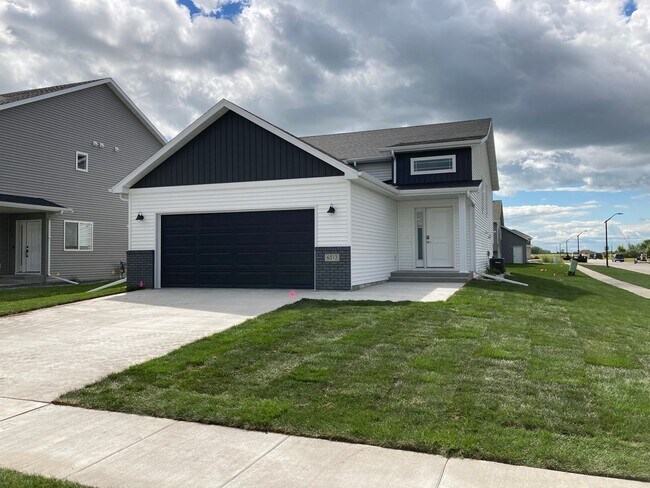 Foto del edificio - 4 Bed 3 Bath Single Family Home