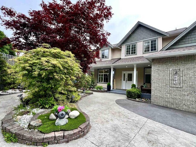 Photo du bâtiment - 20683-2066A 66A Ave