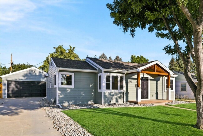 Foto del edificio - Gorgeous, Remodeled 2 Bedroom 2 Bathroom Home