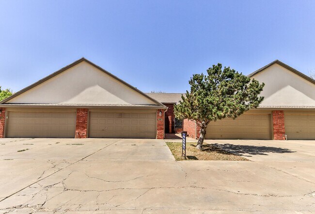 Foto del edificio - Gorgeous Town-Home In Convenient Location!