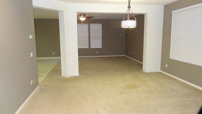 Foto del edificio - Beautiful 3 Bedroom / 2.5 Bathroom Perris Home with a Dream Kitchen